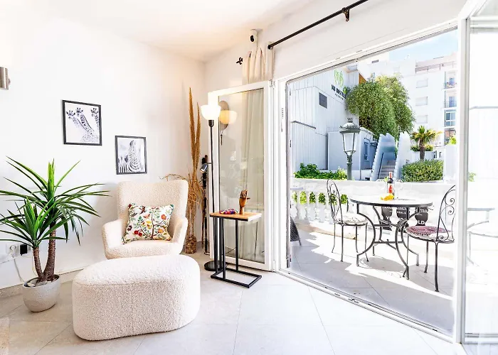 Dom wakacyjny Casa Lavanda - With Sea Views, Private Terrace & Pool