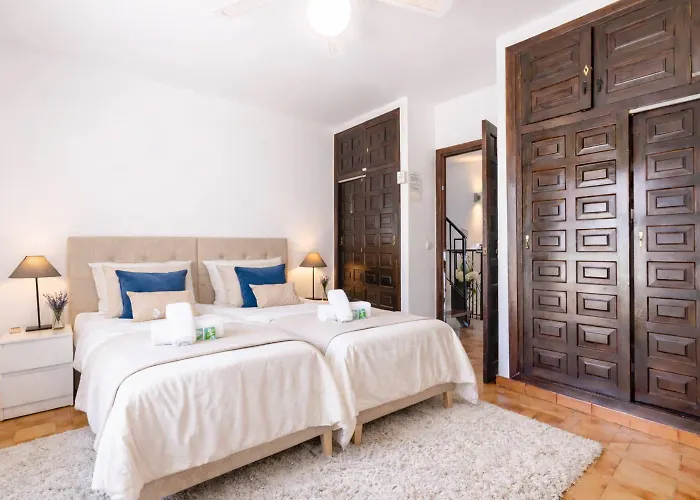 Dom wakacyjny Casa Lavanda - With Sea Views, Private Terrace & Pool *