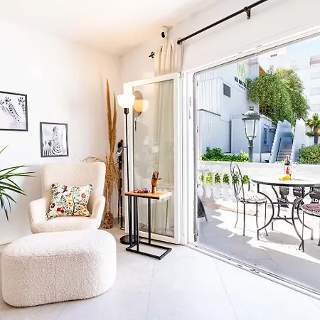 펜션 Casa Lavanda - With Sea Views, Private Terrace & Pool